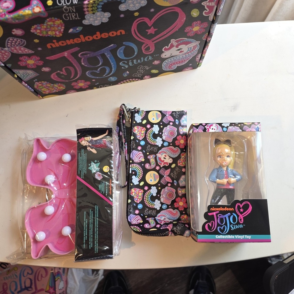 CultureFly JoJo Siwa Multicolor Box Set Light Up Marquee Bow Pouch Vinyl Toy